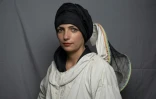 L'apicultrice Ghuncha Gul Karim, 35 ans, pose pour un portrait à Herat, le 4 août 2022. 