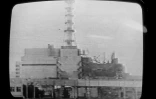 La télévision soviétique montre le 30 avril 1096 la centrale de Tchernobyl, dont un bâtiment est à moitié détruit, avec un commentaire disant qu'il n'y a eu "ni destruction, ni gigantesque incendie, ni milliers de victimes"
