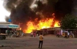 Un marché aux bêtes en feu à El-Facher, après un bombardement des Forces de soutien rapide (FSR), le 1er septembre 2023 au Soudan