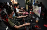 De jeunes Chinois jouent à des jeux vidéo dans un cybercafé de Pékin, le 10 septembre 2021