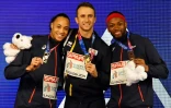 Les Français Aurel Manga (d), 3e du 60 m haies et Pascal Martinot-Lagarde (g), 2e, sur le podium, aux Championnats d'Europe en salle, le 3 mars 2019 à Glasgow