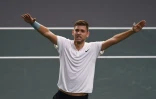 Le Serbe Filip Krajinovic bras levés après sa victoire face à l'Américain John Isner en demi-finales du Masters 1000 de Paris-Bercy, le 4 novembre 2017