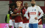 L'attaquant danois de Nice Kasper Dolberg (c) est félicité par ses coéquipiers, après avoir marqué le 2e but contre Versailles (N2), en demi-finale de la Coupe de France, le 1er mars 2022 à l'Allianz Riviera
