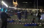 Des militaires, policiers et pompiers sur la scène de l'attentat au camion jonchée de victimes, sur la Promenade des Anglais à Nice, le 15 juillet 2016