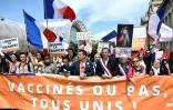 Florian Philippot, leader du parti "Les Patriotes (c) et Nicolas Dupont-Aignan de "Debout la France" lors d'une manifestation contre le pass sanitaire, le 7 août 2021 à Paris
