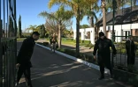 Des vigiles contrôlent l'accès au cimétière d'El Prado près de Rosario, où doit être inhumé le père de Lionel Messi, Jorge, le 9 août 2026