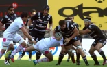 Le flanker briviste Fabien Sanconnie tente d'éviter un plaquage, lors d'un match du Top 14 contre le Stade Français, le 27 août 2016 à Brive