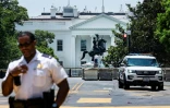 Inspection de la statue de l'ancien président américain Andrew Jackson devant la Maison Blanche après que des manifestants ont voulu la mettre à terre, le 23 juin 2020 à Washington