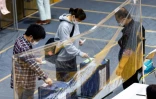 Des électeurs en train de voter à Tokyo le 31 octobre 2021