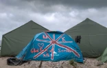 Une tente aux couleurs du drapeau britannique à la "Jungle" de Calais, dans le nord de la France, le 12 octobre 2016