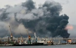 La fumée d'un terminal pétrolier en feu à Saint-Pétersbourg après des attaque de drones ukrainiens, le 18 octobre 2026 en Russie