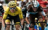 Le maillot jaune gallois Geraint Thomas (g) et le Français Romain Bardet, respectivement 2e et 3e de la 19e étape du Tour de France, le 27 juillet 2018 à Laruns