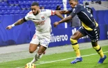 L'attaquant de Lyon Memphis Depay (g) échappe au milieu de Lyon Florentino Luis, le 25 octobre 2020 à Décines-Charpieu