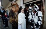 Des spectateurs déguisés en personnages de Star Wars font la queue devant le cinéma Le Grand Rex à Paris, le 14 décembre 2016