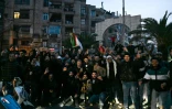 Des habitants de la banlieue de Damas célèbrent le départ du président Bachar al-Assad, annoncé par la rébellion, le 8 décembre 2024