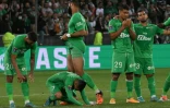 Les joueurs de Saint-Etienne, abattus après leur défaite aux tirs au but (1-1, 5-4 t.a.b.) face à Auxerre, lors du barrage retour L1/L2, qui envoie les Verts en Ligue 2