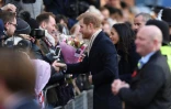 Le Prince Harry et sa fiancée l'actrice américaine Meghan Markle saluent la foule, le 1er décembre 2017 à Nottingham en Angleterre