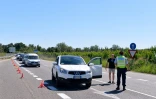 Un membre de la police régionale de Catalogne vérifie les passages sur l'autoroute près de Lleida, le 4 juillet 2020, pour faire respecter le nouveau confinement dans le nord de cette région d'Espagne