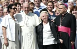 Le pape François avec Rosine Hamel, la soeur du père Jacques Hamel (2e D), et l'archevêque de Rouen, Dominique Lebrun (D), le 14 septembre 2016 au Vatican