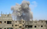 Un panache de fumée s'élève à la suite d'une frappe aérienne israélienne sur un bâtiment à Bureij, dans le centre de la bande de Gaza, le 25 juin 2025