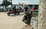 Danai Bvochora prépare les oeufs qu'elle va emporter au marché grâce à son tricycle électrique, à le 20 juillet 2022