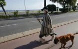 Une femme sur la Promenade des Anglais à Nice, le 8 mai 2020