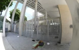 Un sans-abri devant le stade Maracana, à Rio le 18 janvier 2017