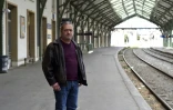 Le maire de Cerbère (Pyrénées-Orientales)  Christian Grau pose sur le quai de la gare de ce village frontalier le 12 mai 2021
