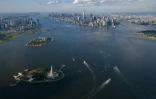 Prise de vue aérienne de Manhattan le 6 août 2021, cette île de la ville de New York ayant commencé à construire un mur anti-inondation.