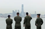 Des marins américains le 20 août 2014, à bord du cargo USS Makin Island, regardent le port de Hong Kong