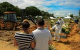 Enterrement d'une victime du Covid-19 dans le cimetière de Nossa Senhora Aparecida à Manaus, au Brésil, le 22 janvier 2021