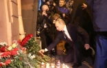 Le président russe Vladimir Poutine dépose des fleurs en hommage aux victimes de l'attentat dans le métro, le 3 avril 2017 à Saint-Pétersbourg