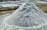 Une montagne de fleur de sel fraîchement récoltée, le 16 août 2016 à Batz-sur-Mer, sur la presqu'île de Guérande où quelque 300 paludiers recueillent l'or blanc sur environ 2.000 hectares