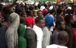File d'attente de  demandeurs d'asile désireux de se rendre aux Etats-Unis, devant le bureau de la migration le 3 octobre 2016 dans la ville frontière de Tijuana au Mexique 