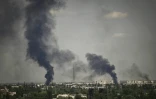 De la fumée s'élève de Severodonetsk pendant des combats intensifs entre forces russes et ukrainiennes le 30 mai 2022