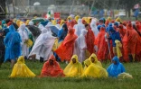 Des fidèles sous la pluie le 26 juillet 2016 à Cracovie