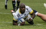 L'ailier sud-africain de La Rochelle, Raymond Rhule, marque un essai lors du match de Champions Cup entre Bordeaux-Bègles et le Stade Rochelais au stade Chaban-Delmas de Bordeaux, le 9 avril 2022