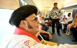 A bord d'un train entre Sydney et Parkes, où se tient un festival Elvis, en Australie, le 10 janvier 2019