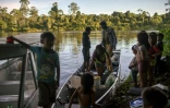 De jeunes indigènes Arara sur un bateau sur la rivière Iriri, en Amazonie brésilienne, le 14 mars 2019