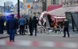 Des policiers russes inspectent un café où une bombe a tué une personne et fait 25 blessés, le 2 avril 2023 à Saint-Pétersbourg (nord-ouest de la Russie)