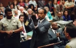 O.J. Simpson, le 21 juin 1995 lors de son procès pour le double meurtre de son ex-femme et l'ami de cette dernière, dont il sera finalement acquitté