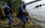 Des plongeurs de la gendarmerie explorent l'étang du Roual, le 2 mars 2017 à Dirinon