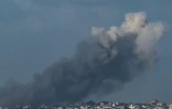 Photo prise le 12 janvier 2024 depuis le sud d'Israël montrant, après un bombardement israélien, un nuage de fumée s'élever de la bande de Gaza, où Israël livre une guerre au Hamas palestinien