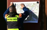 Un membre de la protection civile affiche un plan des environs lors d'une battue pour retrouvre une adolescente disparue, le 26 septembre 2023 à Saint-Blaise-la-Roche, dans le Bas-Rhin