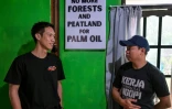 Bayu Herinata (g), du groupe environnemental WALHI Kalimantan central, et un membre de son équipe à Palangkaraya, dans le Kalimantan central, le 10 février 2026 en Indonésie