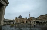 Vue générale de la place Saint-Pierre au Vatican, fermée et désertée à cause du coronavirus, le 26 mars 2020