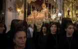 Des femmes prennent part aux célébrations de la Semaine Sainte, qui pour le chrétiens rappellent la cruxifiction et la résurrection du Christ, à Grenade le 7 avril 2019