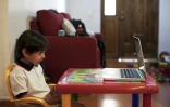 Un enfant mexicain suit ses cours en ligne à Monterrey le 24 août 2020 en raison de la pandémie de coronavirus