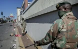 Des membres de l'armée patrouillent à Soweto, le 13 juillet 2021 