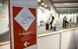  Les panneaux pour orienter vers le contrôles sanitaires à l'aéroport de Roissy le 25 avril 2021